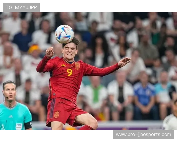 不系鞋带的足球球星展现个性与自信的独特魅力