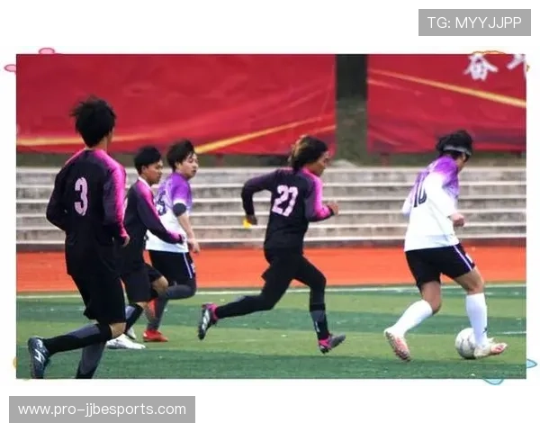 球星驰骋绿茵场 展现绝技与速度的精彩瞬间