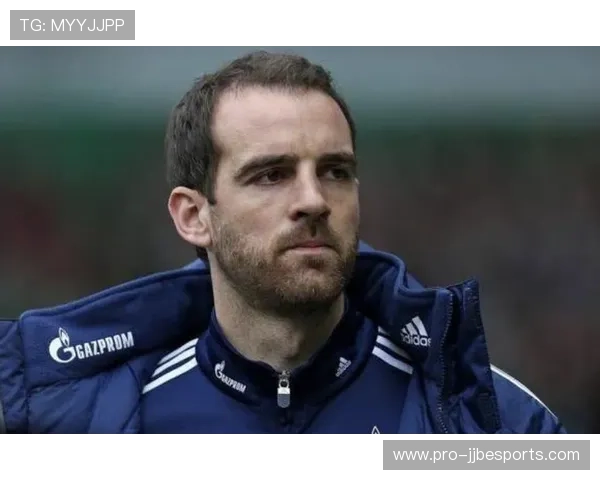 花式足球克里斯开球星卡精美展示提升收藏价值全解析